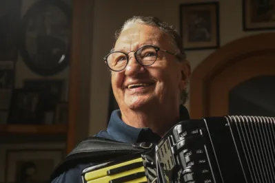 Caçulinha tem mais de 30 discos gravados e trabalhou com grandes nomes da música como Elizeth Cardoso, Roberto e Erasmo Carlos e o norte-americano Tony Bennet