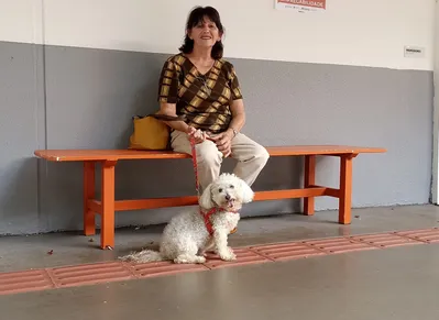Rute Vidigal Guimarães, 76 anos, levou o cachorro Yuri no local de votação: "Sou ativa e fico na expectativa no dia da eleição"