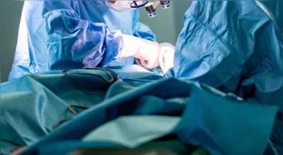 A mulher vítima de violência grave que necessitar de cirurgia deverá procurar unidade que a realize, tendo em mãos o registro oficial de ocorrência da agressão