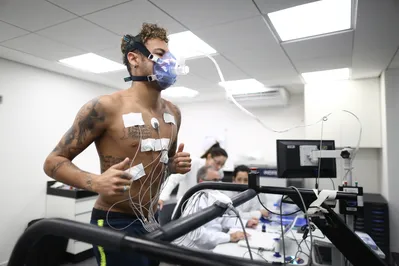 Imagem ilustrativa da imagem Neymar chega a um ano fora por lesão e escancara dependência