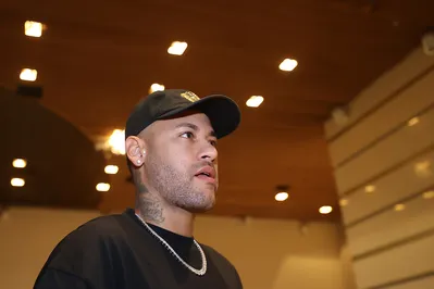 Imagem ilustrativa da imagem Neymar mostra treino com bola e diz que "está perto de voltar"