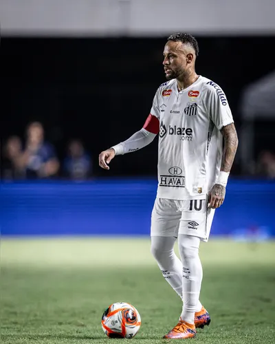Imagem ilustrativa da imagem Neymar volta a praticar o gol olímpico em treino do Santos