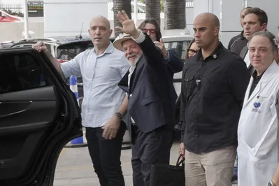Lula saiu do hospital no domingo (15) e foi para sua casa em São Paulo