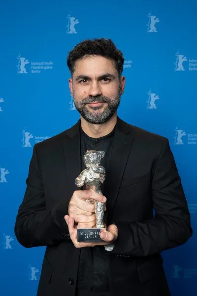Gabriel Mascaro com o Urso de Prata conquistado no sábado (22) no festival Internacional de Cinema de Berlim