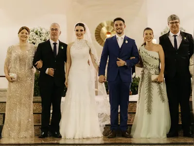 Luiza e Júlio com Mary e Osmar Vieira( pais da noiva ) e Jaqueline e Fabrício Paier(pais do noivo), muito felizes com toda a história de amor dos filhos