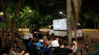 Imagem ilustrativa da imagem O cinema passeia de Kombi pelas ruas de Londrina