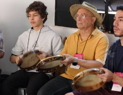 Caetano de Oliveira (primeiro à esquerda), 14 anos, é aluno da Oficina de Choro: encontro de  gerações