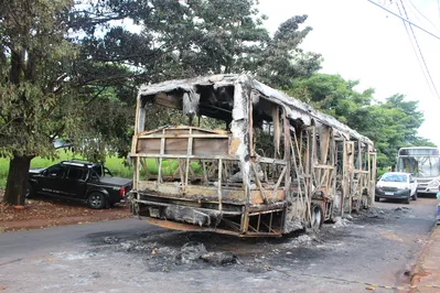 Imagem ilustrativa da imagem Ônibus incendiado na zona leste assusta moradores