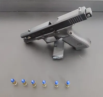 Um homem que estava com uma pistola e seria o líder do grupo foi preso em flagrante
