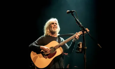 Oswaldo Montenegro apresenta show com um tessitura sonora potente e criativa que o público aplaude com grande intensidade