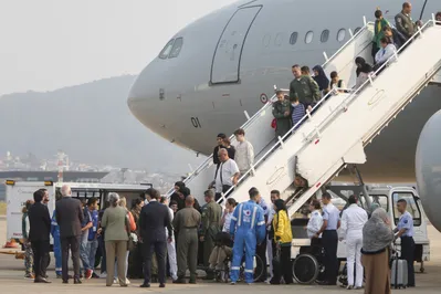 A aeronave KC-30, da FAB, pousou em Guarulhos às 6h58, com 227 passageiros e três animais de estimação