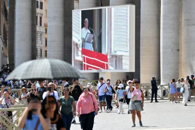 Papa Francisco, durante o Angelus dominical no Vaticano, neste domingo (11), pede orações para mortos em queda de avião