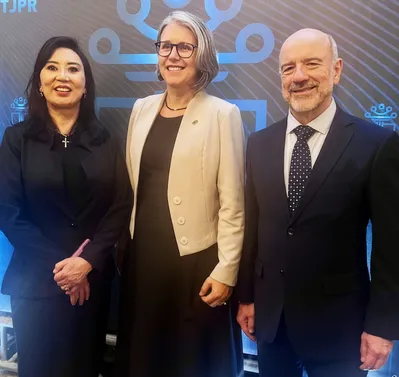 A reitora da UEL Marta Favaro entre a presidente do TJ, Lídia Maejima, e o primeiro vice-presidente do Tribunal, Hayton Lee Swain