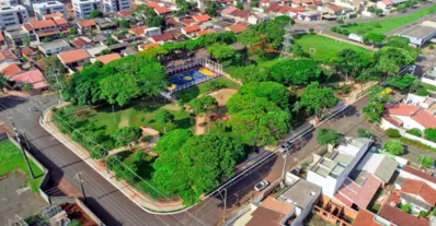 A praça Samadu Tamyama está localizada entre as ruas Vicente Pizon e James Cock