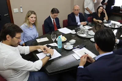 Imagem ilustrativa da imagem Prefeito e Comissão de Infraestrutura entregam carta a ministro