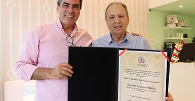 Imagem ilustrativa da imagem Prefeito entrega título de Cidadão Honorário a Oswaldo Militão