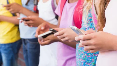 Imagem ilustrativa da imagem Proporção de crianças com celular dispara em menos de uma década