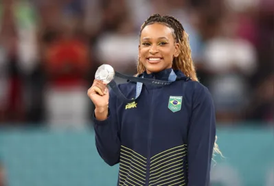 A prata no individual geral em Paris faz de Rebeca Andrade a brasileira com mais medalhas em Jogos Olímpicos: um ouro, duas pratas e um bronze
