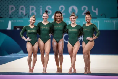 2024.07.25 - Jogos Olímpicos Paris 2024 - Ginástica Artística. Em ordem na foto: Flavia Saraiva, Júlia Soares, Rebeca Andrade, Jade Barbosa, Lorrane dos Santos. Foto: Gaspar Nóbrega/COB
