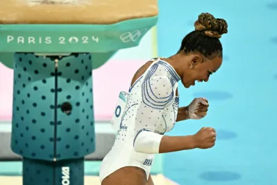 Imagem ilustrativa da imagem Rebeca ganha prata no salto e garante a quinta medalha em Olimpíadas