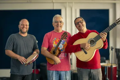 André Vercelino (percussão),  Jayme Vignoli (cavaquinho)  e Josimar Carneiro (violão de 7 cordas): expoentes da música brasileira, que estão dando cursos no Festival, participam da noite de choro e samba