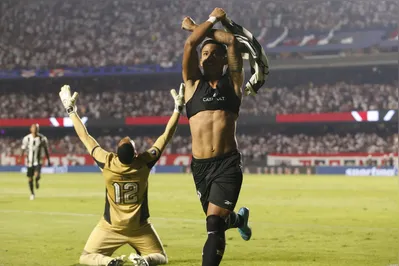 O atacante Matheus Martins  e o goleiro Jhon comemoram a classificação do Botafogo nesta quarta-feira (25), em pleno MorumBIS