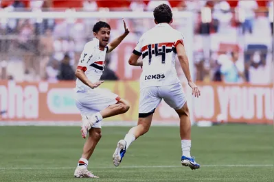 Imagem ilustrativa da imagem São Paulo vira sobre o Corinthians e é campeão da Copinha