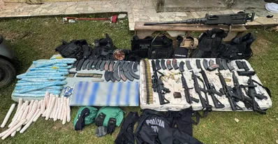 Foram encontrados e apreendidos sete fuzis, uma metralhadora, uma pistola, diversas munições, 36 carregadores de fuzil, entre outros itens