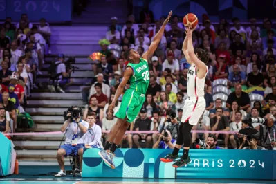 Imagem ilustrativa da imagem Seleção de basquete masculino vence e vai às quartas de final