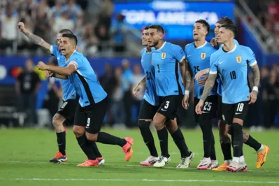 CHARLOTTE, NORTH CAROLINA - JULY 13: Luis Suarez of Uruguay and teammates celebrate winning in the penalty shootout during the CONMEBOL Copa America 2024 third place match between Uruguay and Canada at Bank of America Stadium on July 13, 2024 in Charlotte, North Carolina.   Grant Halverson/Getty Images/AFP (Photo by GRANT HALVERSON / GETTY IMAGES NORTH AMERICA / Getty Images via AFP)