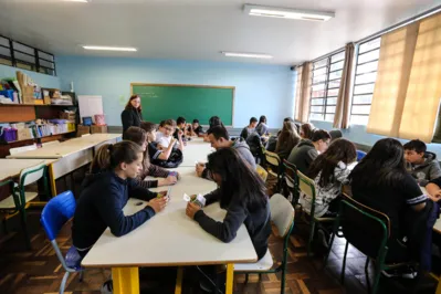 As vagas para os professores são de até 40 horas semanais e a remuneração pode chegar a R$ 6.158,04