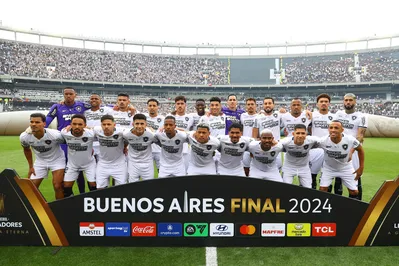 Players of Botafogo pose for a team photo before the Copa Libertadores final football match between Brazilian teams Atletico Mineiro and Botafogo at the Mas Monumental Stadium in Buenos Aires on November 30, 2024. (Photo by ALEJANDRO PAGNI / AFP)