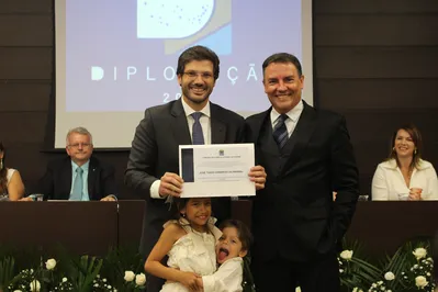 Imagem ilustrativa da imagem Tiago Amaral, vice e vereadores são diplomados em Londrina