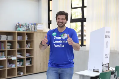 Imagem ilustrativa da imagem Tiago Amaral vota e se diz confiante em vitória no 1º turno