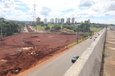 A avenida Octávio Genta, que vai interligar a região da Gleba Palhano a Waldemar Spranger, é outra obra iniciada pela antiga administração