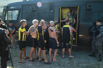 Imagem ilustrativa da imagem Torcedores do Peñarol entram em confronto com polícia no Rio