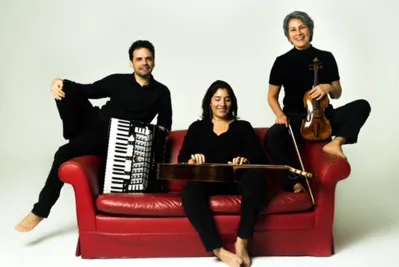 Trio Iroko: mistura de gêneros latino-americanos numa atmosfera multissensorial