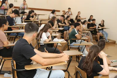 O primeiro dia de provas da UEL foi voltado aos Conhecimentos Gerais, com o tema Regularidades e Não Regularidades