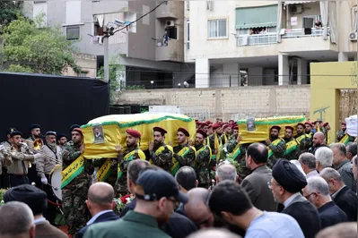 Caixões de vítimas de explosões de pagers são carregados por integrantes do Hezbollah em Beirute