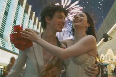 Ivan (Mark Eydelshteyn) e Anora (Mikey Madison) vivem conto de fadas às avessas em 'Anora'.