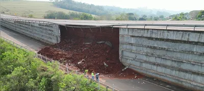 Imagem ilustrativa da imagem Viaduto de Irerê cede durante temporal e PR-445 é interditada