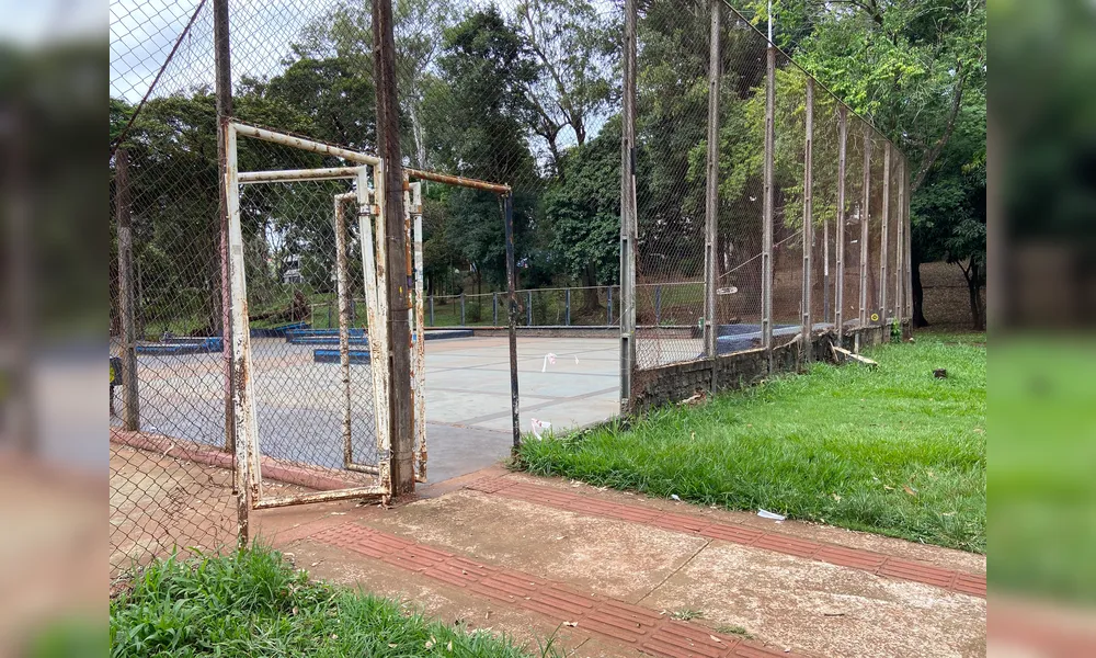 No Zerão, alambrados das quadras esportivas estão desgastados ou faltantes, com todos os portões de entrada enferrujados