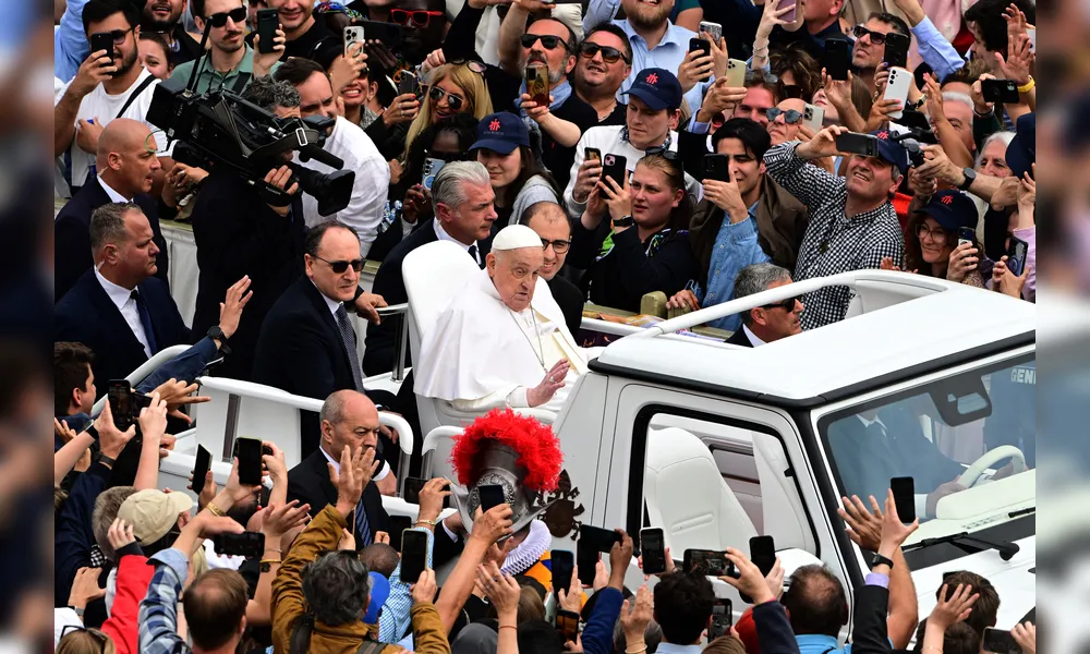 Papa acena para a multidão do papamóvel, ´na Praça de São Pdero, após a missa do Domingo de Páscoa