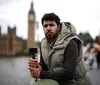 'Cuidado, batedor de carteira': brasileiro ganha fama ao alertar turistas