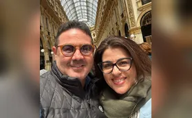 Casal de empresários nas grandes feiras de ótica