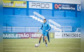 Iago Teles sente desconforto, mas participa de treino