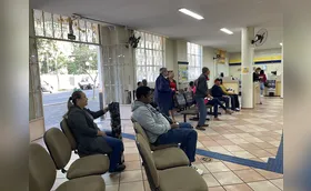 Idosos retornam aos Correios em Londrina para conferir resposta aos descontos