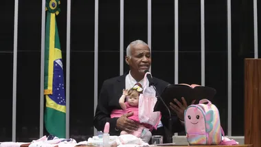 "Estou aqui com minha neta, bebê ‘esborni’, sei lá como é o nome, para dizer ao Brasil que não é pecado", disse Pastor Sargento Isidório, segurando a boneca no colo.