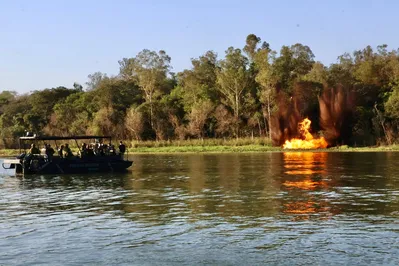 Forças policiares usaram cargas explosivas para destruir o porto clandestino em Guaíra