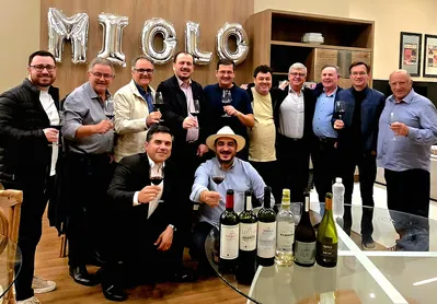 Na foto, em pé, Gustavo Scoralick, Joel Milliorini, Paulo Batistutti, Alexandre Miolo, Ludovico Pieri Neto, Fuad Elgenneni, Dabogerto Sachhettini, Félix Ribeiro, Orlando Junior e Fernando Farah; e (agachados) Eder Pires e Henrique ZAP.